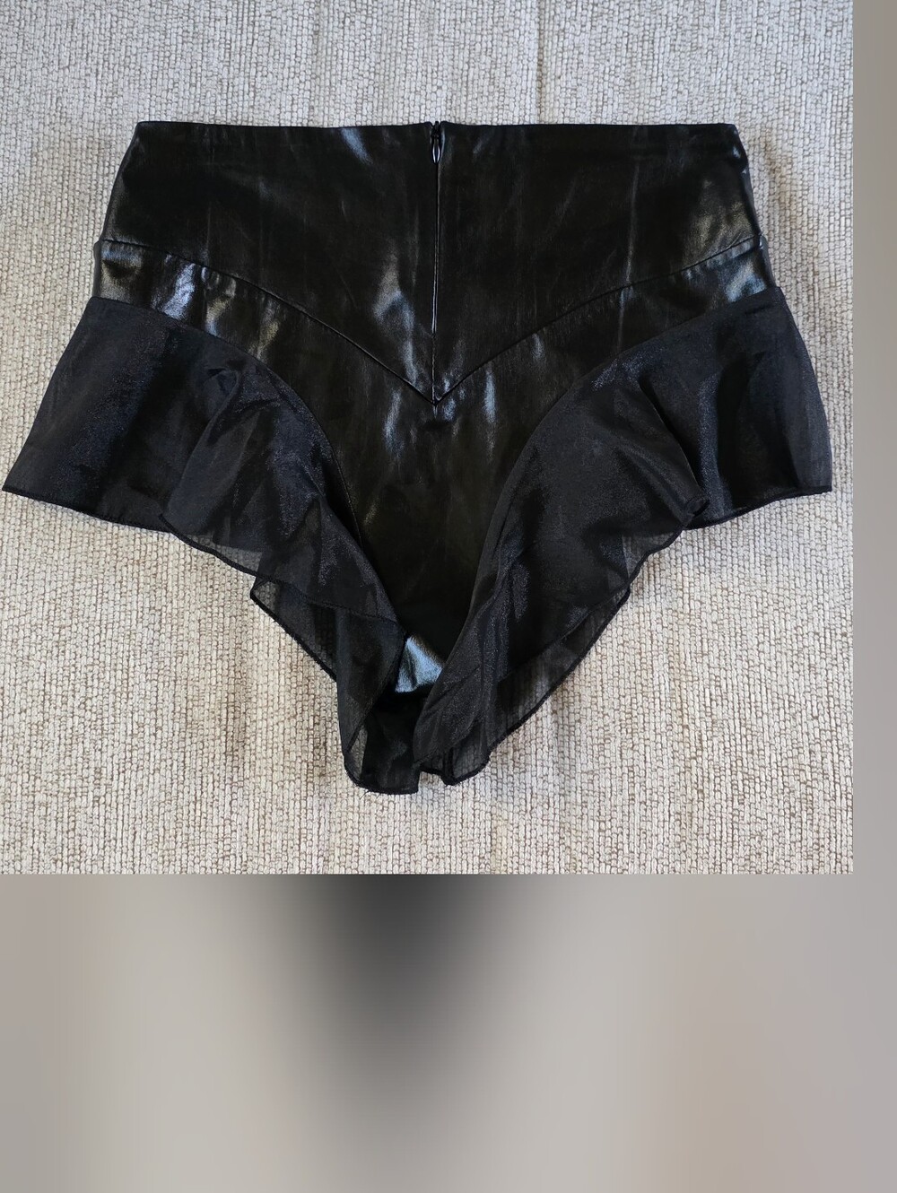 High-Waist Ruffle Shorts - Black - Picture 2 of 3